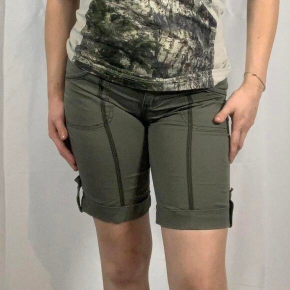 Green cargo shorts with adjustable - Picture 7 of 8